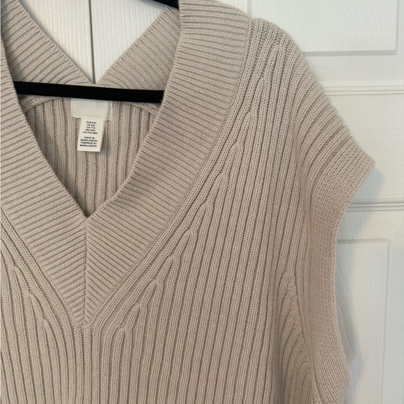 H&M Cream V-Neck Sweater - Picture 2 of 3